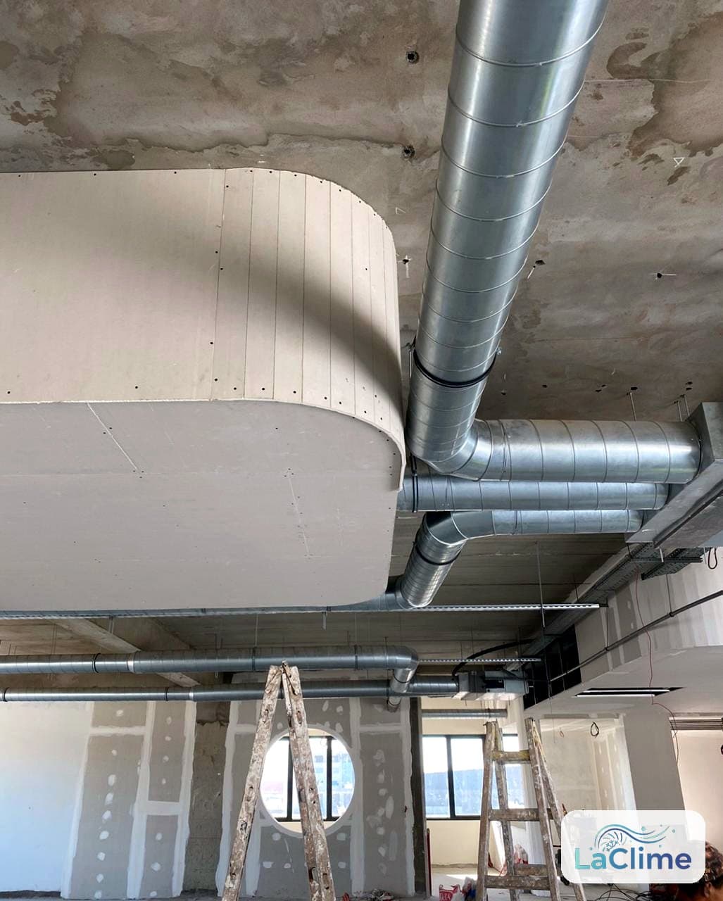 Plénum de soufflage et distribution gainable raccordés sur réseau d'air par les équipes Laclime
