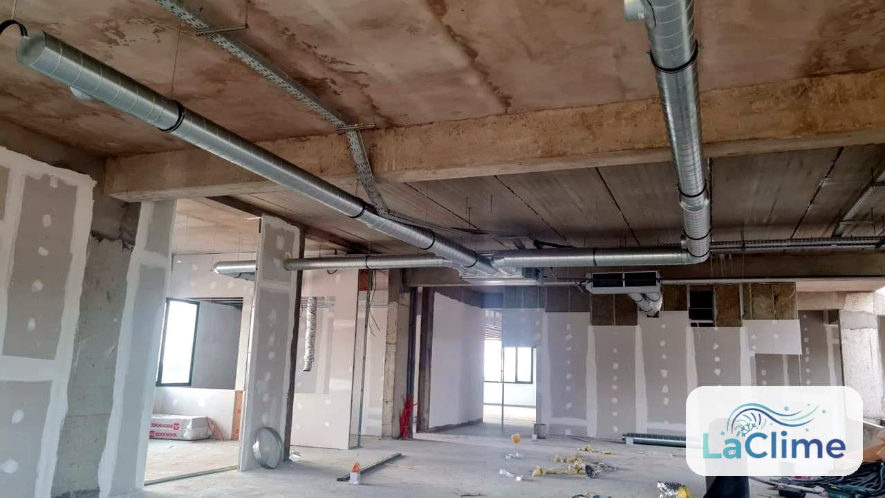 Réseau de gainage spiralé de climatisation et ventilation installé au plafond d'un plateau de bureaux à Casablanca par Laclime