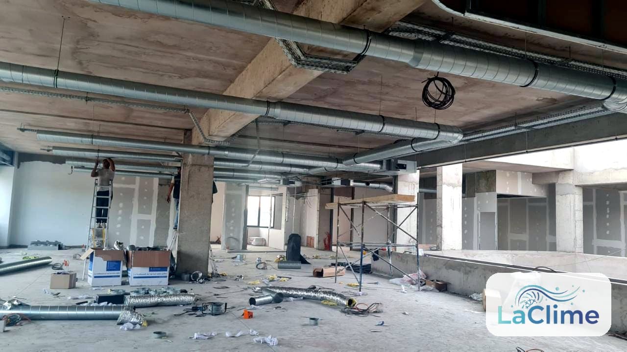 Distribution de ventilation sur un grand plateau commercial en cours de chantier — technicien Laclime en intervention